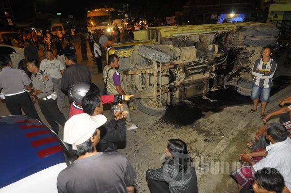 Truk Batu Bara Terbalik