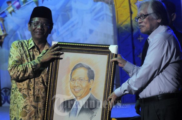 Mahfud MD Terima Cendera Mata dari Jakob Oetama