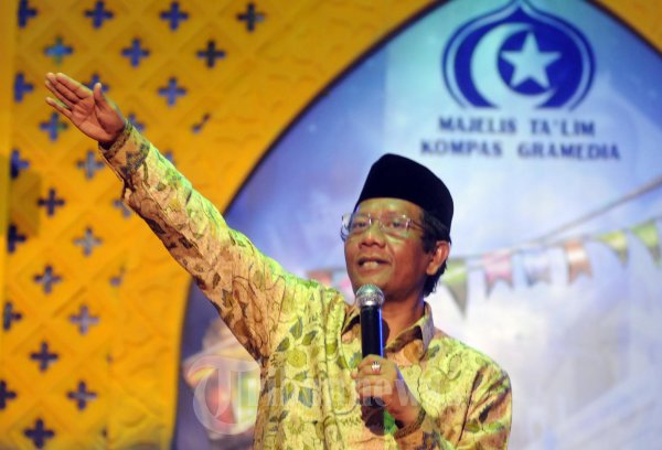 Mahfud MD Terima Cendera Mata dari Jakob Oetama