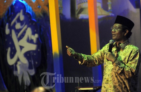 Mahfud MD Terima Cendera Mata dari Jakob Oetama