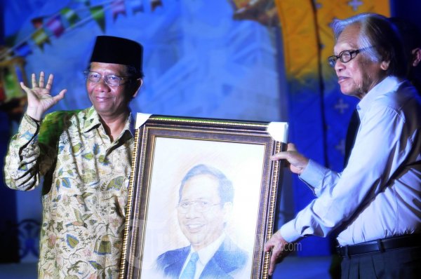 Mahfud MD Terima Cendera Mata dari Jakob Oetama