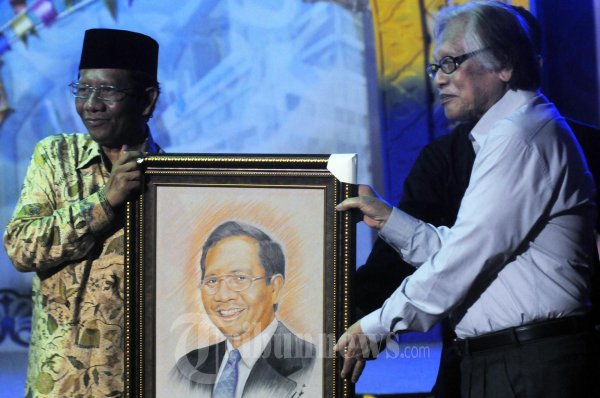 Mahfud MD Terima Cendera Mata dari Jakob Oetama