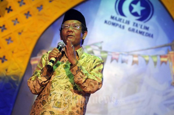 Mahfud MD Terima Cendera Mata dari Jakob Oetama