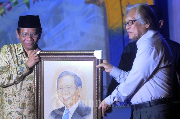 Mahfud MD Terima Cendera Mata dari Jakob Oetama