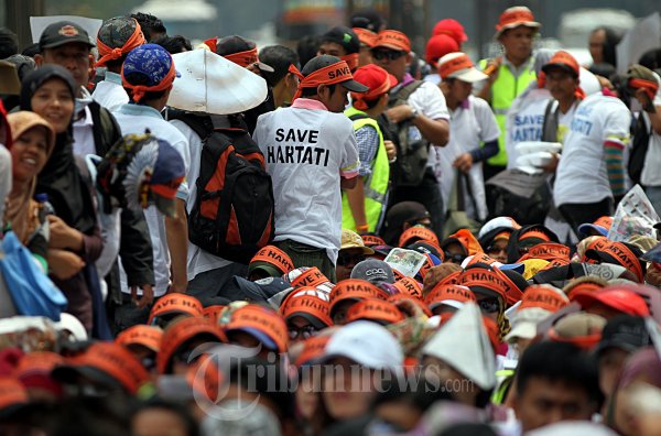 Unjuk Rasa Dukung Hartati Murdaya