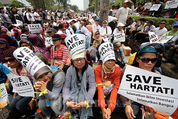 Unjuk Rasa Dukung Hartati Murdaya