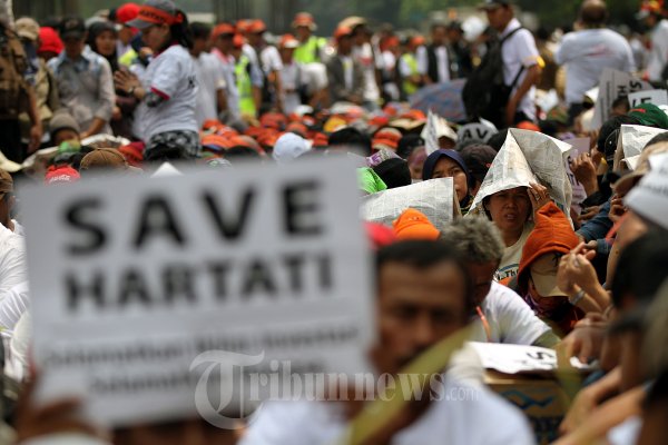 Unjuk Rasa Dukung Hartati Murdaya