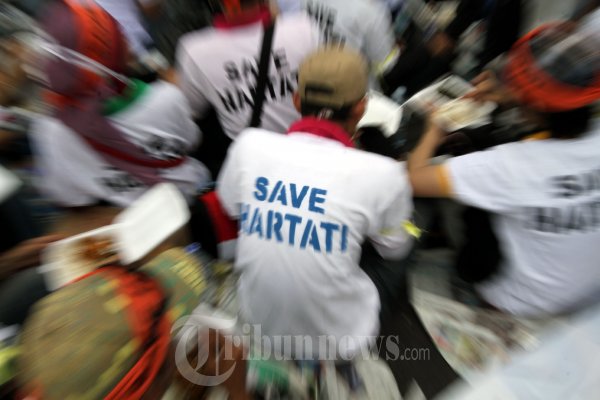 Unjuk Rasa Dukung Hartati Murdaya