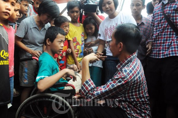 Jokowi Gunakan Bahasa Tubuh Berbicara Dengan Anak Cacat Disable