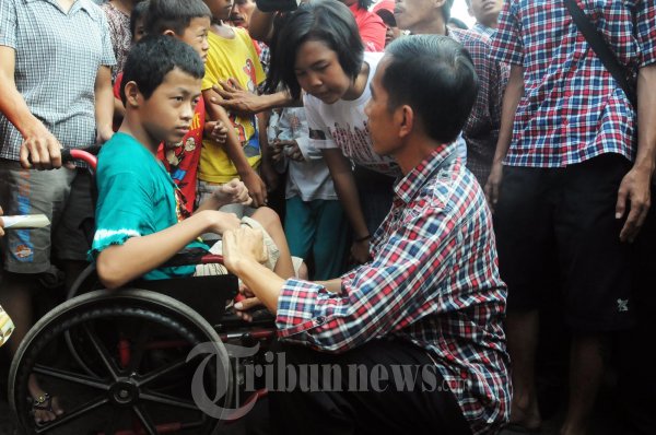 Jokowi Gunakan Bahasa Tubuh Berbicara Dengan Anak Cacat Disable