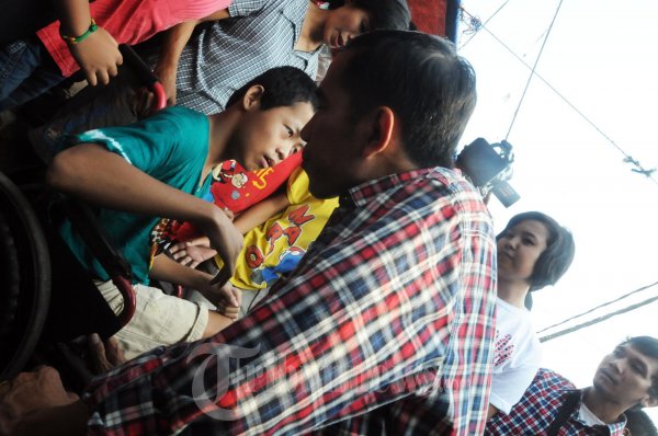 Jokowi Gunakan Bahasa Tubuh Berbicara Dengan Anak Cacat Disable