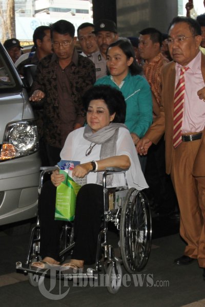 Hartati Menangis Tiba di KPK