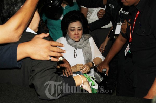 Hartati Menangis Tiba di KPK