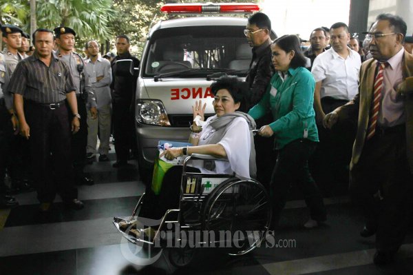 Hartati Menangis Tiba di KPK