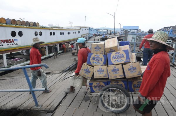 Aktifitas Bongkar Muat Kapal Long Boat Mahakam Hulu