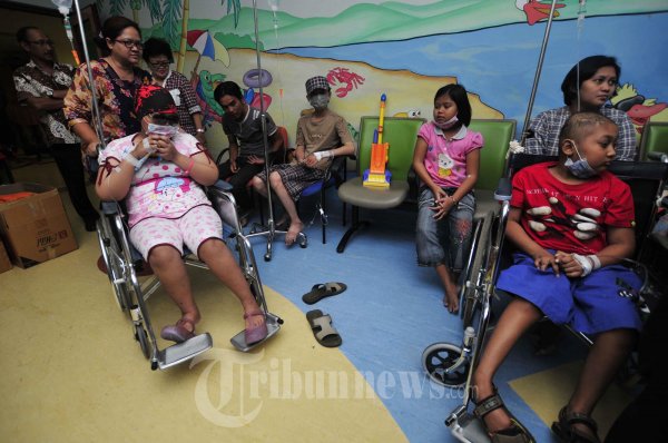 Relawan Kotak Kotak Kunjungi Pasien Anak Penderita Kanker RS Dha