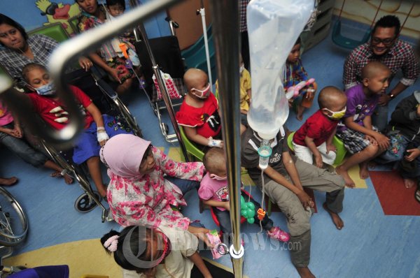 Relawan Kotak Kotak Kunjungi Pasien Anak Penderita Kanker RS Dha