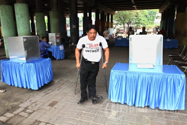 Nyoblos di TPS Kolong Jembatan Tol
