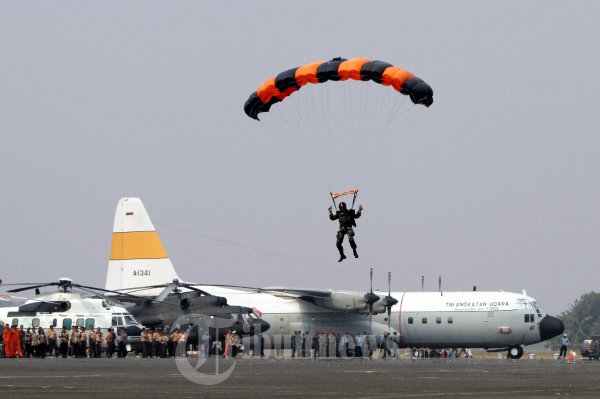 Penerjunan Statis Gladi HUT Ke-67 TNI