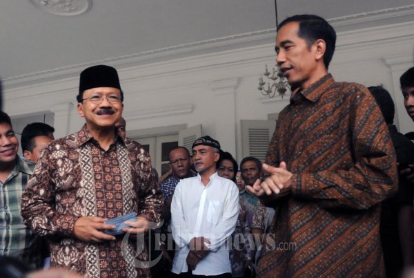 JOKOWI FOKE BERTEMU DI BALAI KOTA - Joko Widodo (Jokowi) didampingi Basuki Tjahaja Purnama (Ahok), Gubernur-Wakil Gubernur DKI Jakarta periode 2012 - 2017 bertemu Fauzi Fowo (Foke) Gubernur DKI Jakarta yang habis masa jabatannya tanggal 7 Oktober 2012, Jumat (5/10/2012) di Balai Kota, Jakarta. 