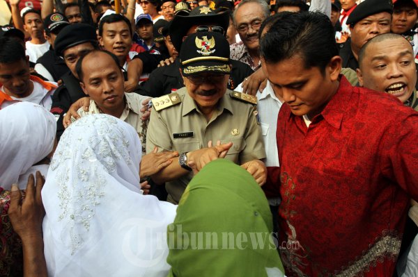 Fauzi Bowo Diarak Pendukung