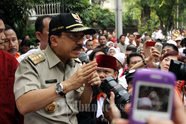 Gubernur DKI Jakarta, Fauzi Bowo (tengah), diarak oleh pendukungnya usai bekerja untuk menuju ke rumahnya di Jalan Teuku Umar Menteng Jakarta Pusat, Sabtu (6/10/2012). Fauzi diarak oleh pendukungnya sebagai ungkapan perpisahan dihari terakhirnya menjabat sebagai gubernur. 