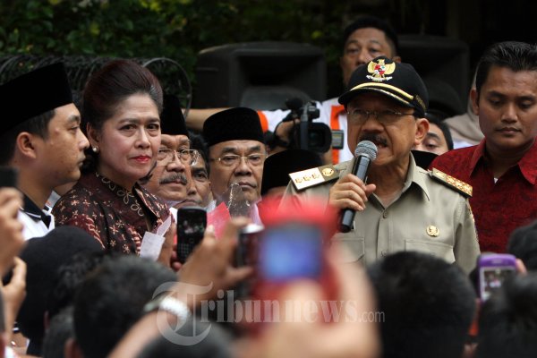 Gubernur DKI Jakarta, Fauzi Bowo (dua kanan) didampingi istrinya, Sri Hartati (dua kiri), berbicara dihadapan pendukungnya, yang mengarak Fauzi usai bekerja untuk menuju ke rumahnya di Jalan Teuku Umar Menteng Jakarta Pusat, Sabtu (6/10/2012). Fauzi diarak oleh pendukungnya sebagai ungkapan perpisahan dihari terakhirnya menjabat sebagai gubernur. 