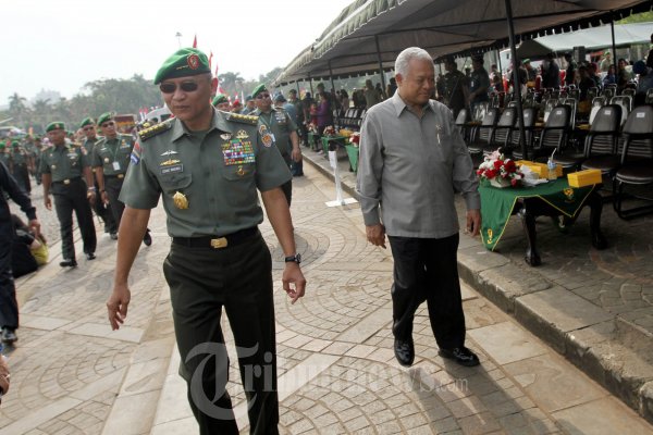 PAMERAN ALUTSISTA TNI AD - Menteri Pertahanan Purnomo Yusgiantoro didampingi Kepala Staf TNI AD Jenderal TNI Pramono Wibowo, membuka pameran alat utama sistem senjata (Alutsista) TNI AD, Sabtu (6/10/2012) di Silang Monas. Pameran berlangsung dari tanggal 6 - 8 Oktober 2012. 