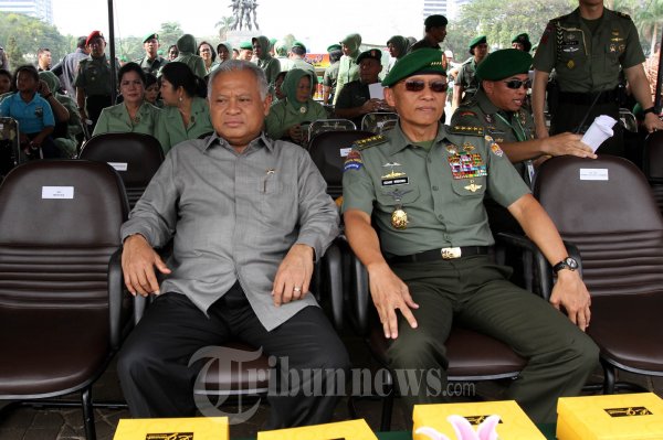 PAMERAN ALUTSISTA TNI AD - Menteri Pertahanan Purnomo Yusgiantoro didampingi Kepala Staf TNI AD Jenderal TNI Pramono Wibowo, membuka pameran alat utama sistem senjata (Alutsista) TNI AD, Sabtu (6/10/2012) di Silang Monas. Pameran berlangsung dari tanggal 6 - 8 Oktober 2012. 