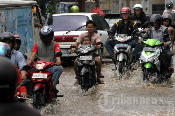 Air Kali Cililitan Meluap