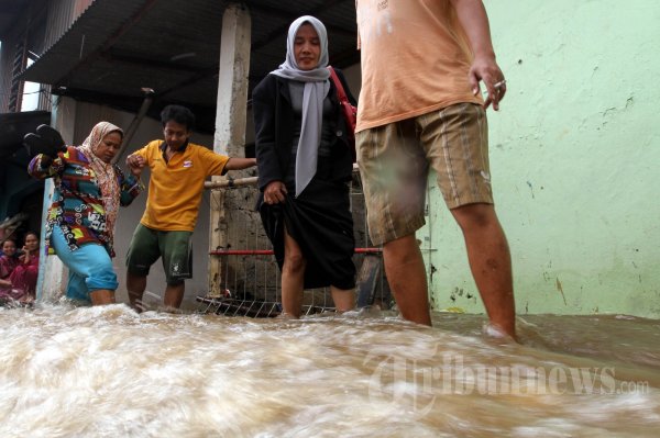 Air Kali Cililitan Meluap