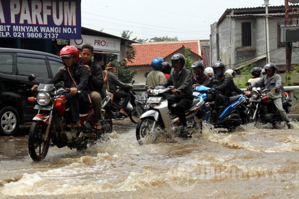 Air Kali Cililitan Meluap