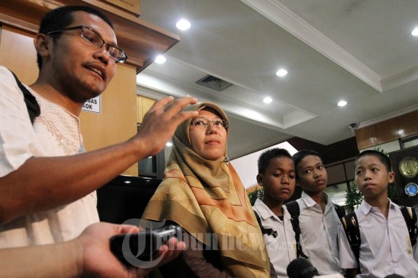 Siswa SMP Miskin Datangi Dinas Pendidikan DKI Jakarta