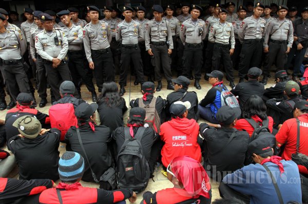 Buruh Demo Kedubes Jepang
