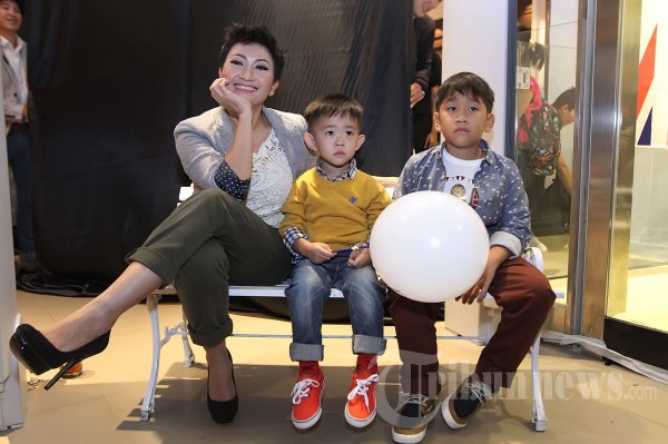 Indy Barends dan Kedua Putranya
