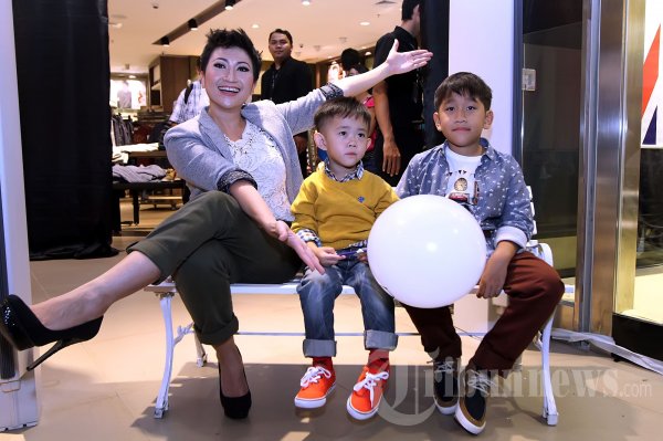 Indy Barends dan Kedua Putranya