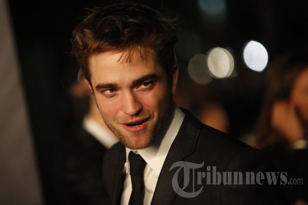 Robert Pattinson menghadiri acara LACMA 2012 Art + Film Gala di Los Angeles Country Museum of Art (LACMA), AS, Sabtu (27/10/2012). Untuk tahun keduanya, penghargaan diberikan kepada seniman Edward Ruscha, sutradara Steven Spielberg dan mendiang sutradara Stanley Kubrik. Dan, tahun ini juga, acara yang melibatkan Leonardo DiCaprio dan Eva Chow sebagai tuan rumahnya ini dipersembahkan oleh Frida Giannini, pimpinan kreatif rumah mode Gucci. AFP PHOTO/PATRICK T. FALLON