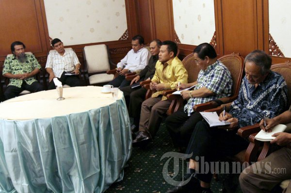 Menakertrans Adakan Pertemuan dengan Buruh