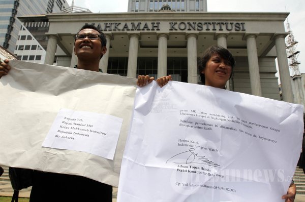 Surat Raksasa untuk Mahfud MD