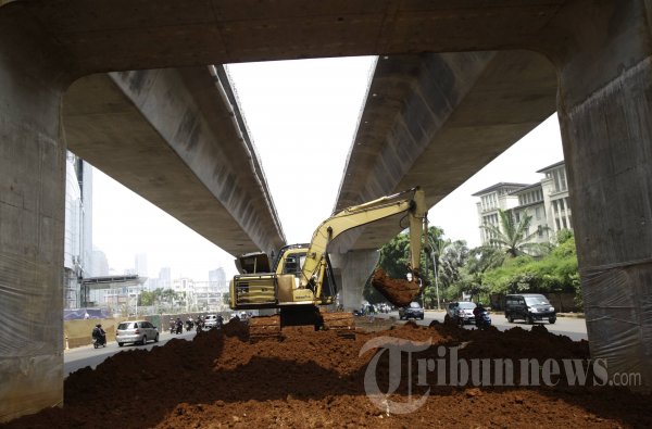 Persiapan Penghijauan Kembali Median Jalan