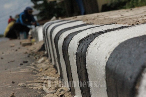 Pekerja Sedang Mengecat Dinding Trotoar