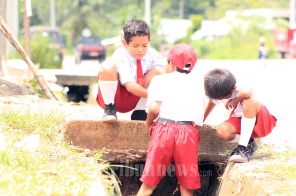 Siswa SDN 44 Bermain di Saluran Air