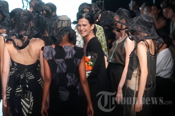 Karya Oscar Lawalata di JFW 2013