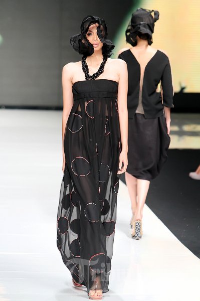 Karya Oscar Lawalata di JFW 2013