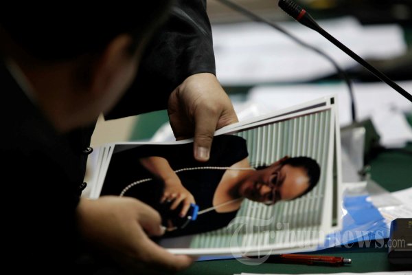 Barang Bukti di Sidang Angelina Sondakh
