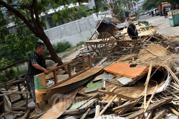 Warung Dibongkar untuk Jalan Alternatif