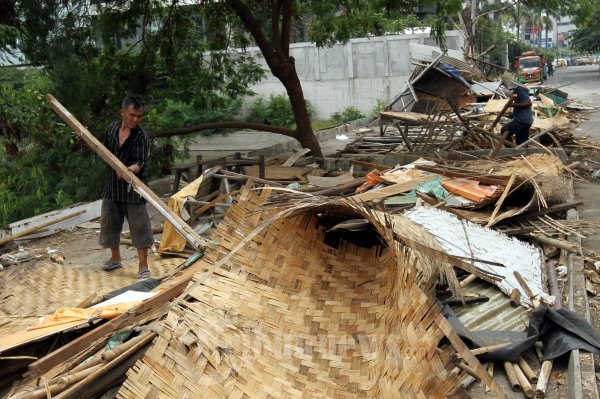 Warung Dibongkar untuk Jalan Alternatif