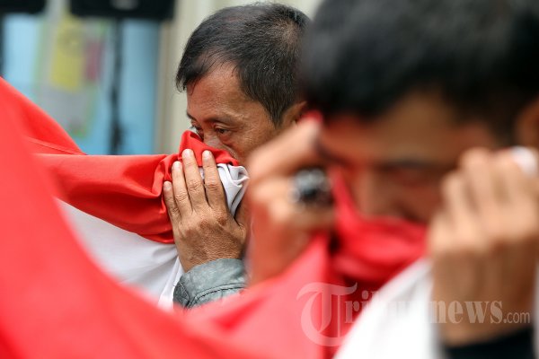Aksi Cium Bendera Merah Putih