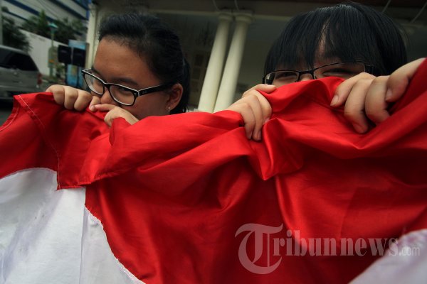 Aksi Cium Bendera Merah Putih