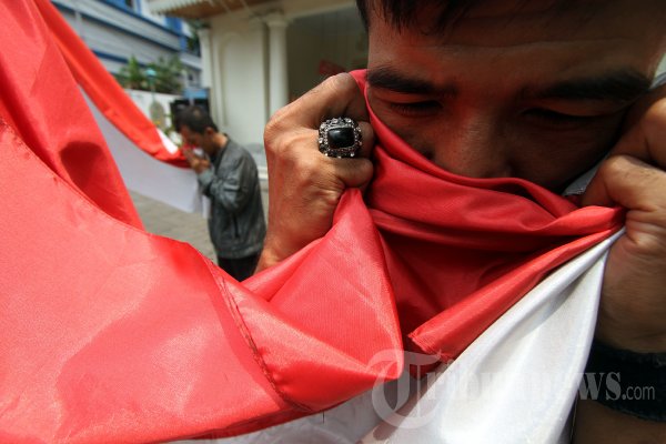 Aksi Cium Bendera Merah Putih